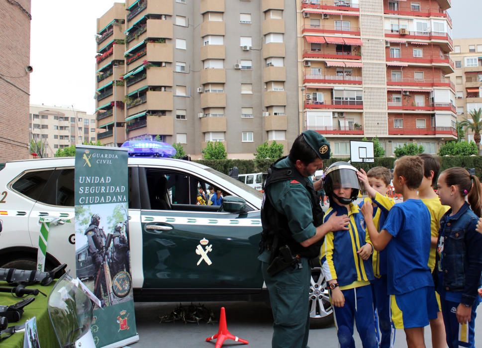 La Guardia Civil realiza una exhibición de medios técnicos y humanos en Capuchinos