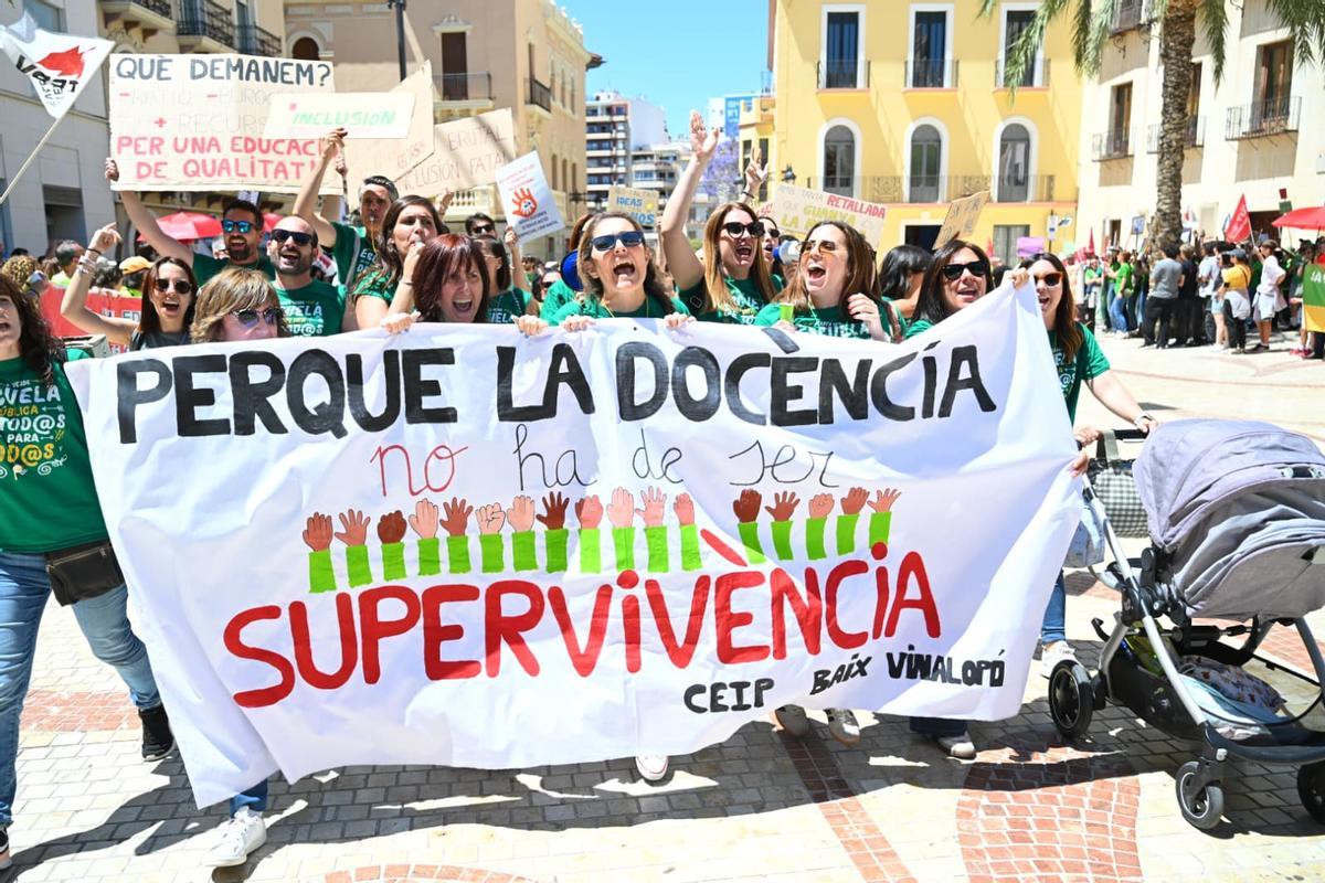 La manifestación de profesores por la huelga educativa llena las calles de Elche