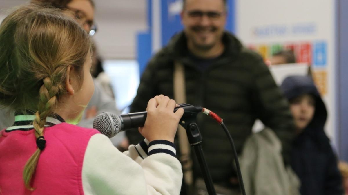 Toda la familia puede divertirse cantando en el karaoke.