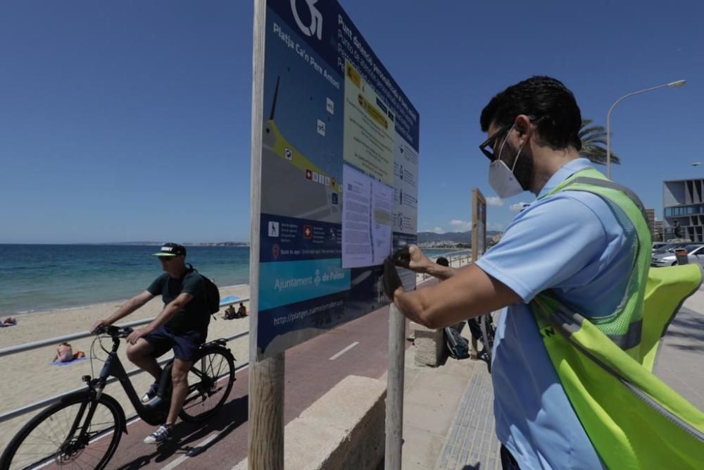La Policía Local coloca los carteles del cierre de playas por Sant Joan