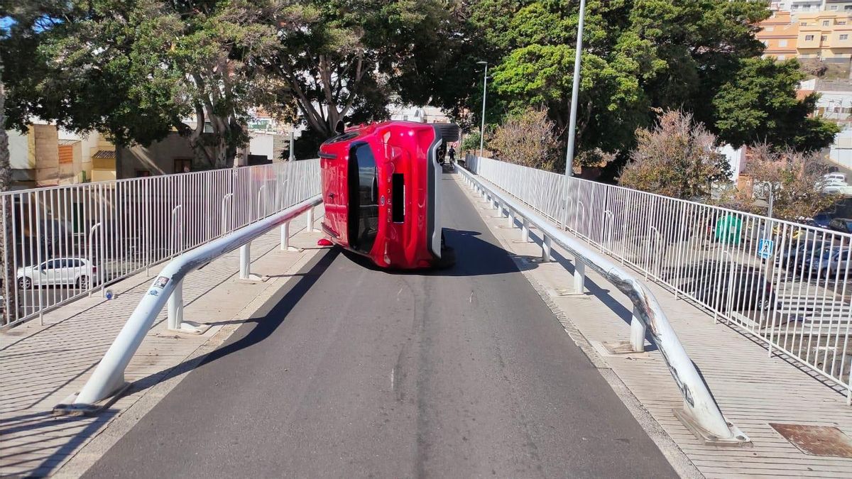 Coche volcado en el Puente de San Andrés