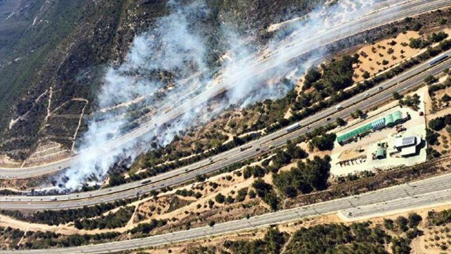 Un incendio obliga a cortar la AP-7 y la A-7 a la altura de Vandellós y Hospitalet del Infante