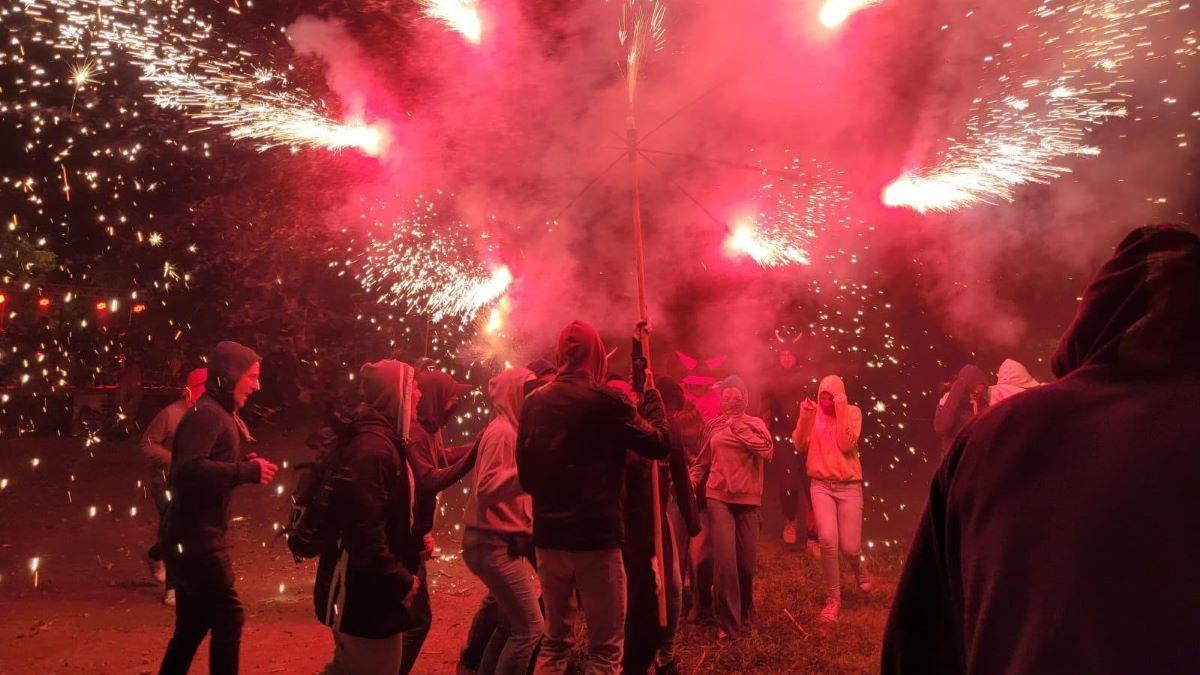Els Senyors del foc preparen aquest dissabte el correfoc més gran de la seva història.