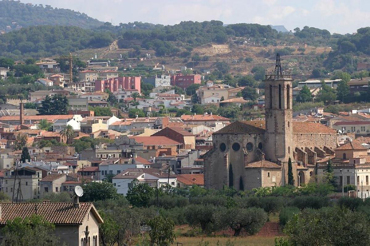 Vista panorámica de Caldes de Montbui, con la gran iglesia que vertebra el casco histórico en primer plano.