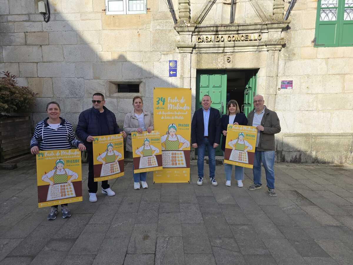 El edil de Comercio, Xosé Igrexas, cuarto por la izquierda, junto a la de Política Social, Carmen Liñeira, quinta, y melindreiros