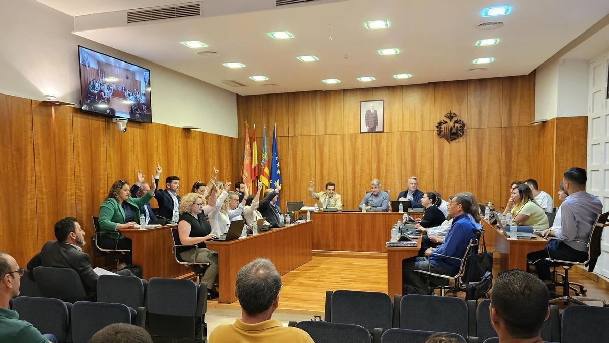 PP y Vox votan a favor de cambiar el modelo de gestión de las basuras y el mantenimiento de viales