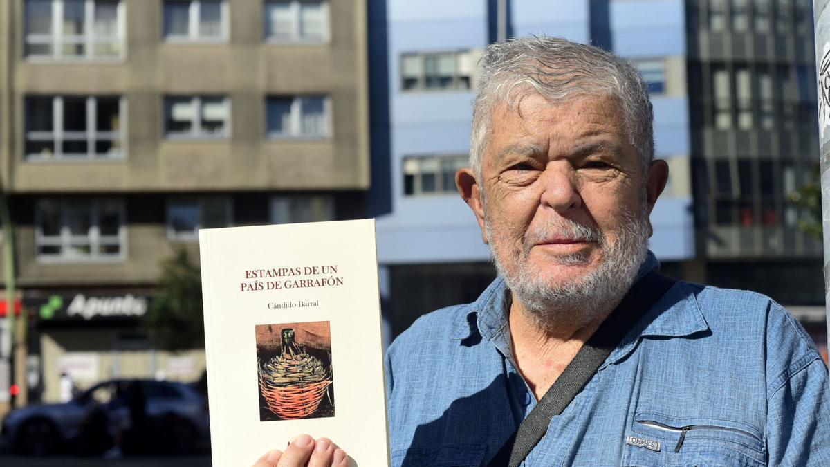 El escritor Cándido Barral con su libro 'Estampas de un país de garrafón'.
