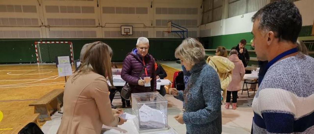El escrutinio de votos en unas elecciones anteriores en el colegio electoral del IES Rodeira, en Cangas. | SANTOS ÁLVAREZ