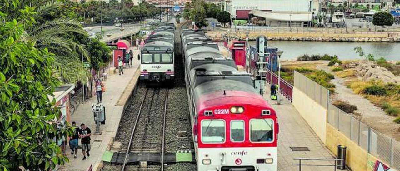 Tren de cercanías y otro de media distancia en el apeadero de San Gabriel en Alicante