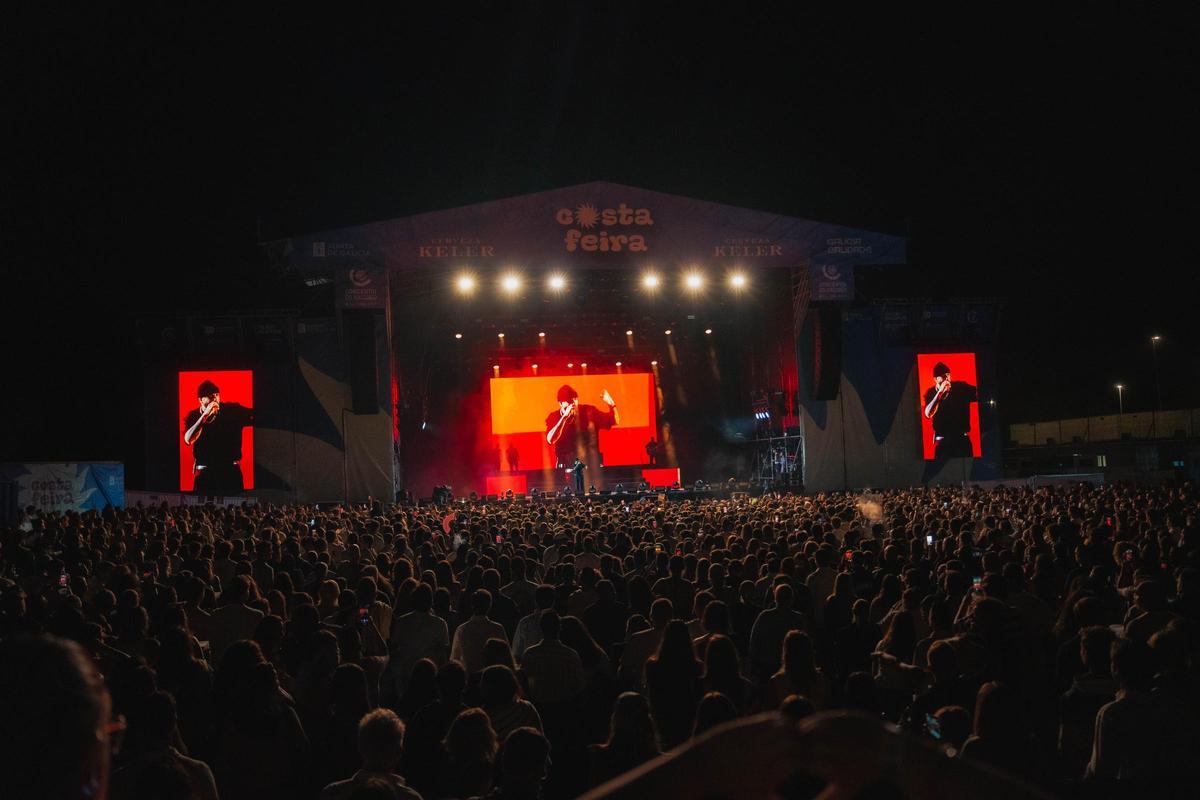 Nicky Jam se luce en el escenario del festival Costa Feira ante más de 7.000 personas
