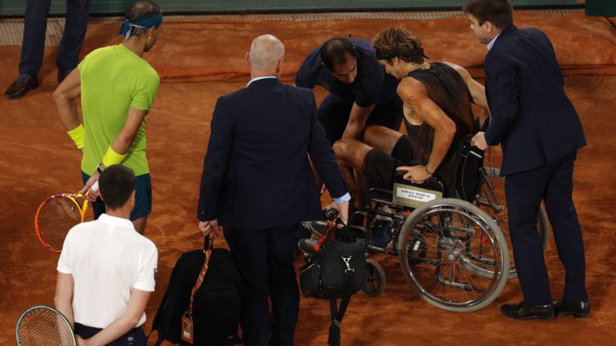 Zverev puja a la cadira de rodes i Nadal s’ho mira. | REUTERS/GONZALO FUENTES