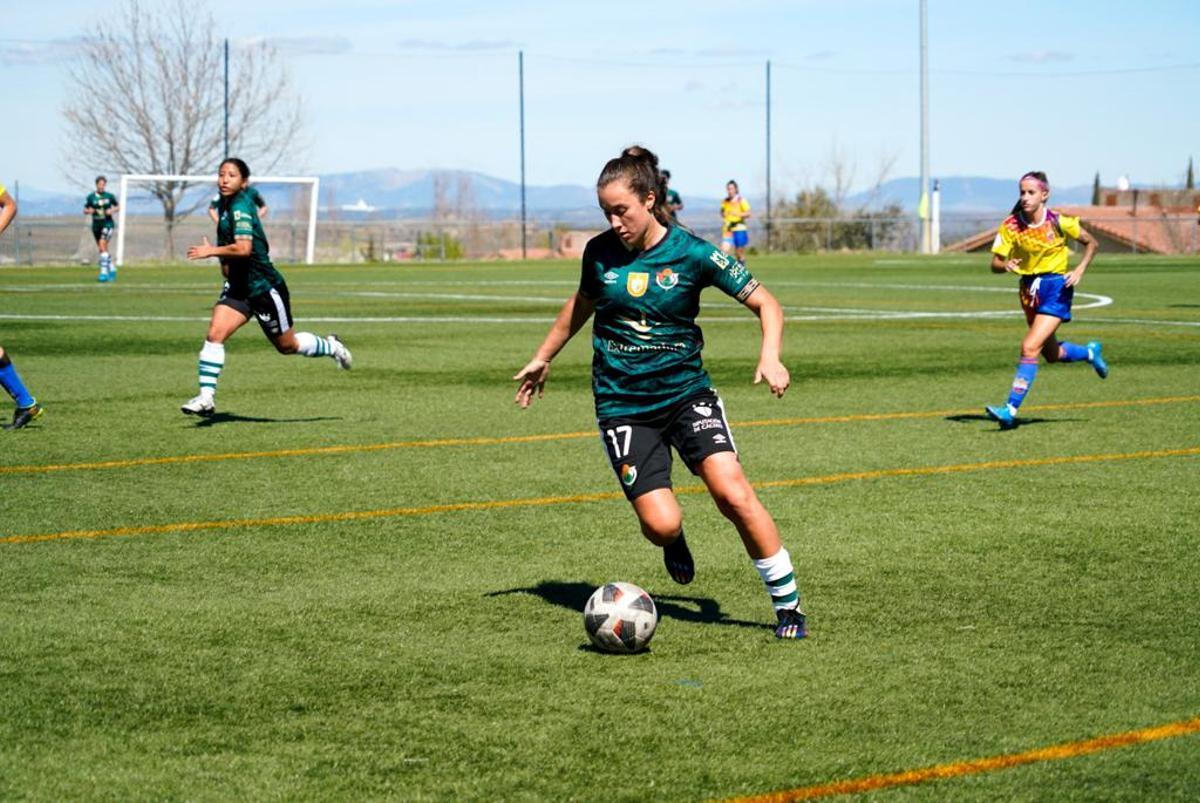 Sonya Keefe controla el balón.