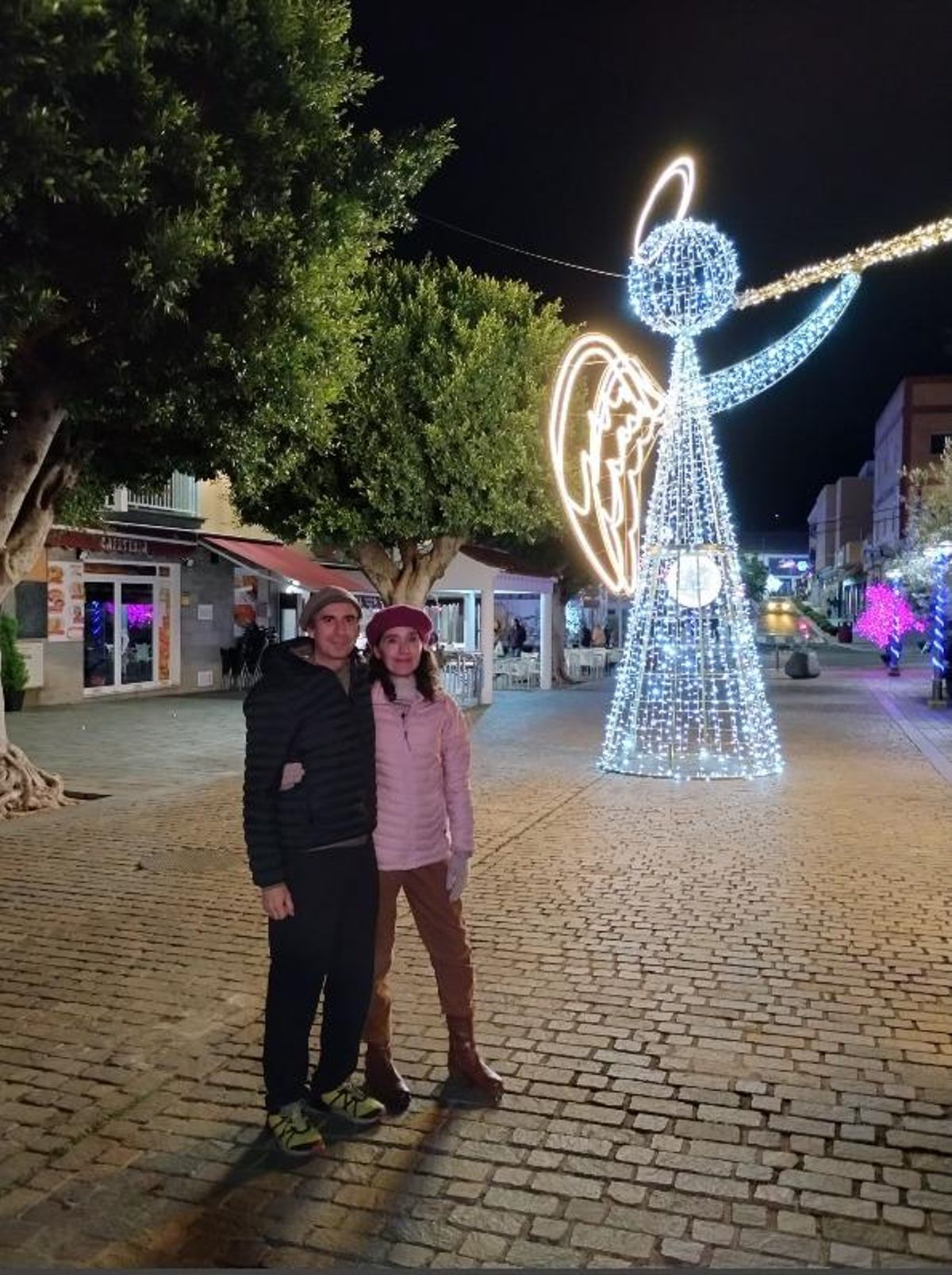 Virginia y Aday, disfrutanto de sus primeras navidades en San Mateo, tras desplazarse desde la ciudad.