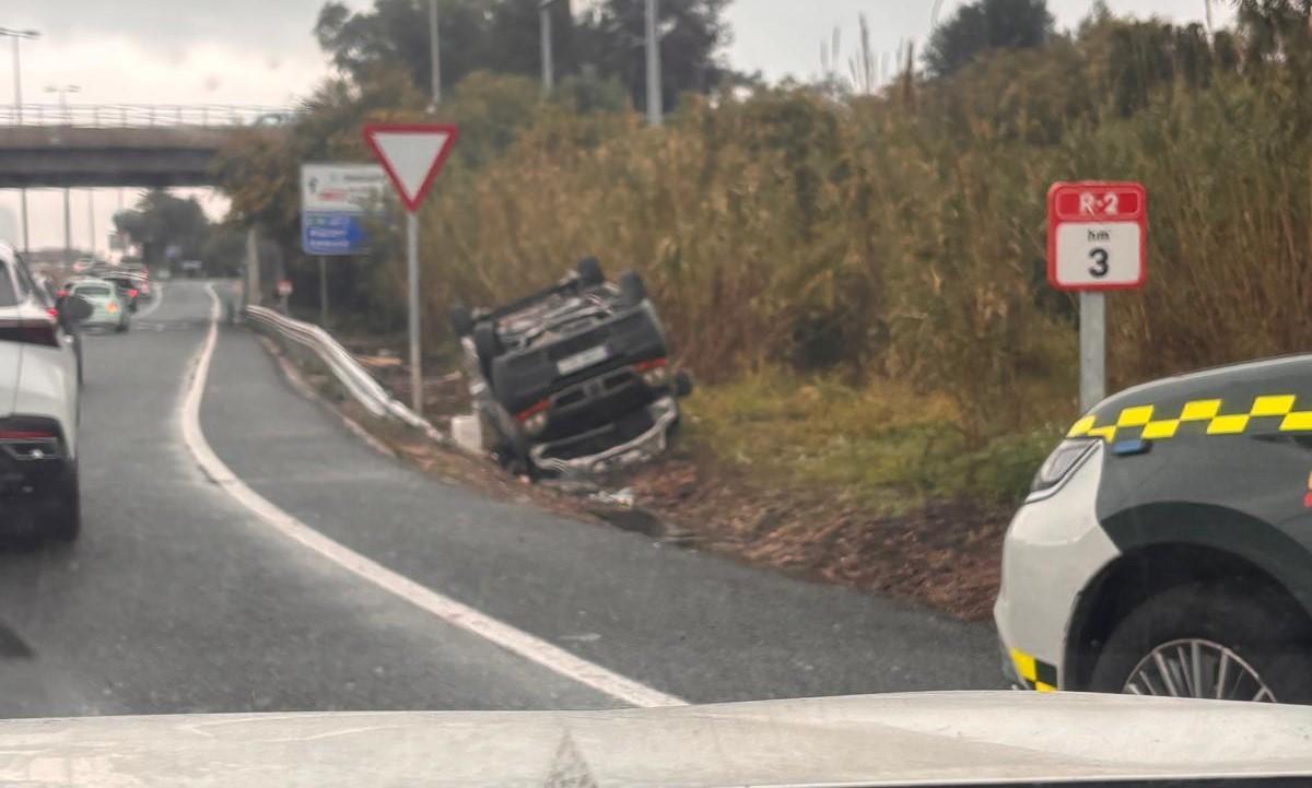 El vehículo que ha volcado en Ondara