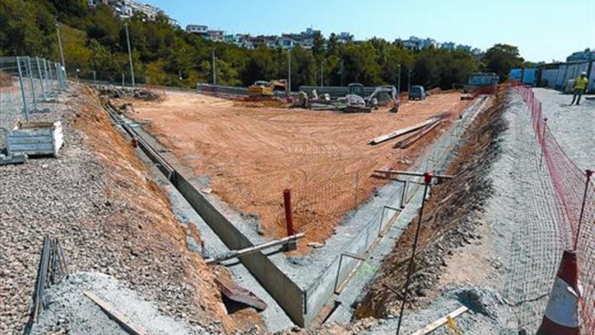 El perímetro del futuro tanatorio, ayer, en L'Hospitalet.