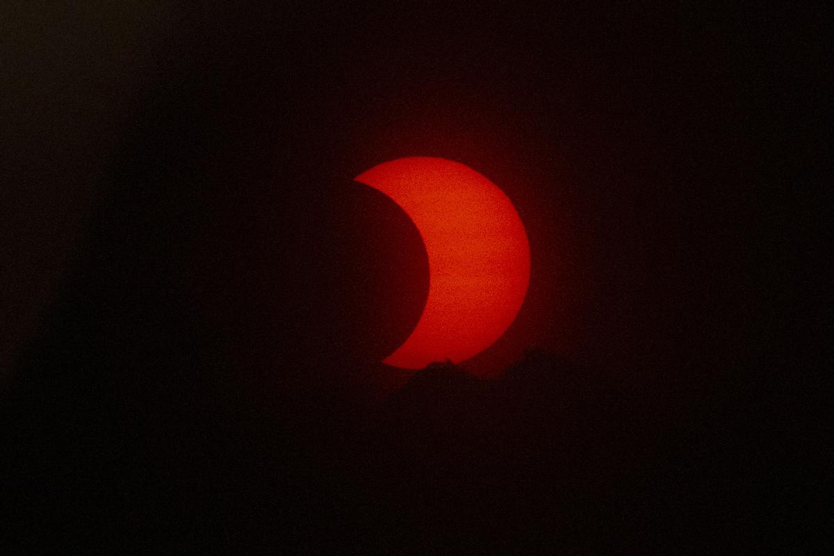 El eclipse solar sobre Nueva York, visto desde New Jersey (Estados Unidos).
