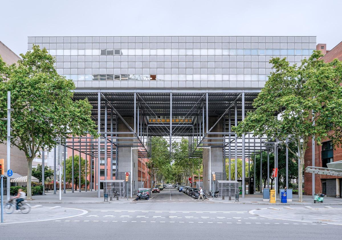 El edificio-puente de la Mutua Intercomarcal, en la avenida Icària, 133.