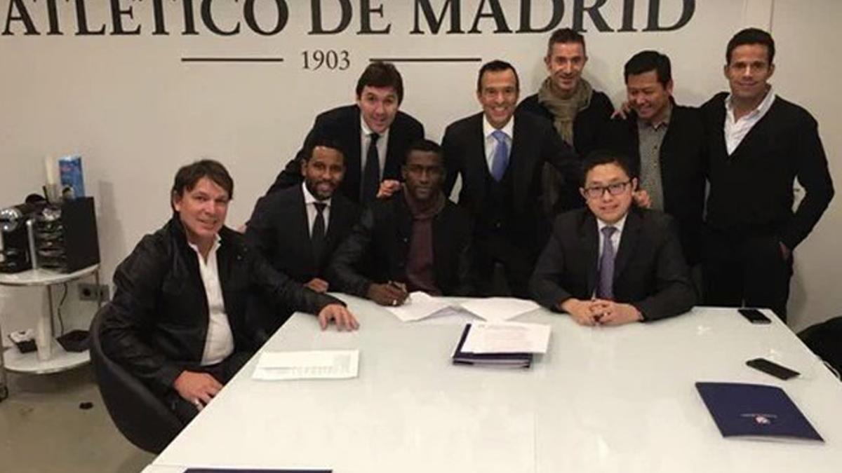 Jackson, firmando su contrato con su nuevo equipo