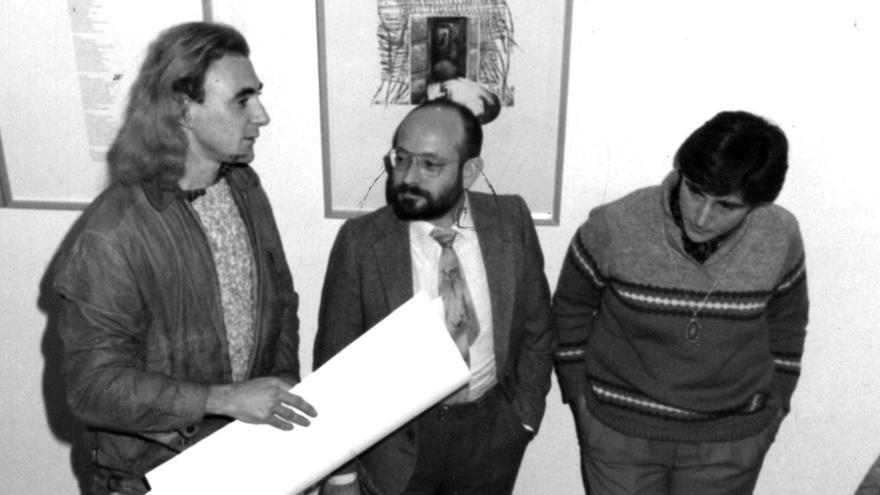 Pau Riba i Mercè Riba amb el crític d&#039;art Jaume Fàbrega a la presentació i exposició de &#039;Trànsit&#039;. a la Galeria Palau de Caramany de Girona, el 1985 | Arxiu Mercè Riba/ACN