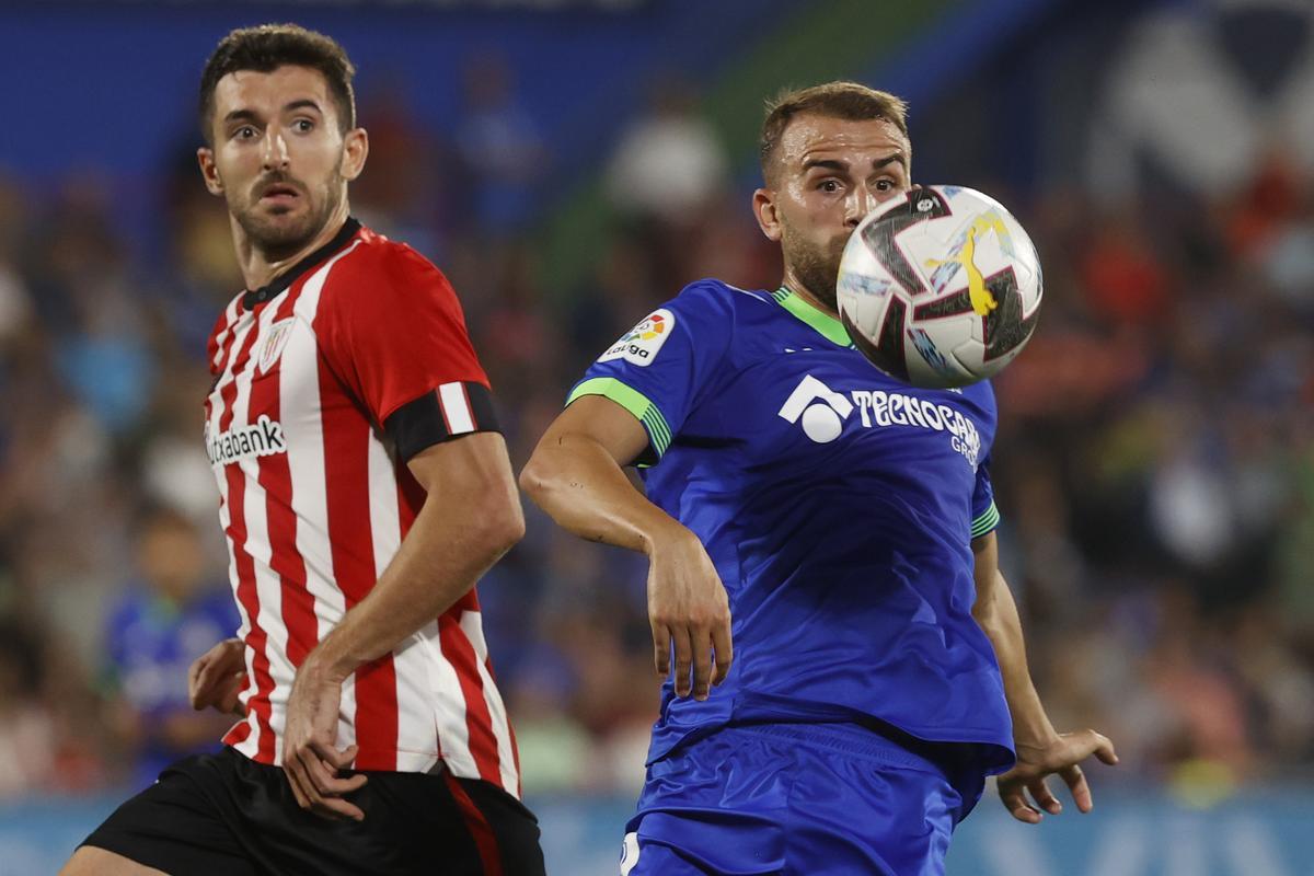 GETAFE, 18/10/2022.- El delantero del Getafe, Borja Mayoral (d), controla el balón ante el defensa del Athletic Club, Dani Vivian, durante el encuentro correspondiente a la jornada décima de primera división disputado hoy martes en el Coliseum Alfonso Pérez, en la localidad madrileña. EFE / Juan Carlos Hidalgo.