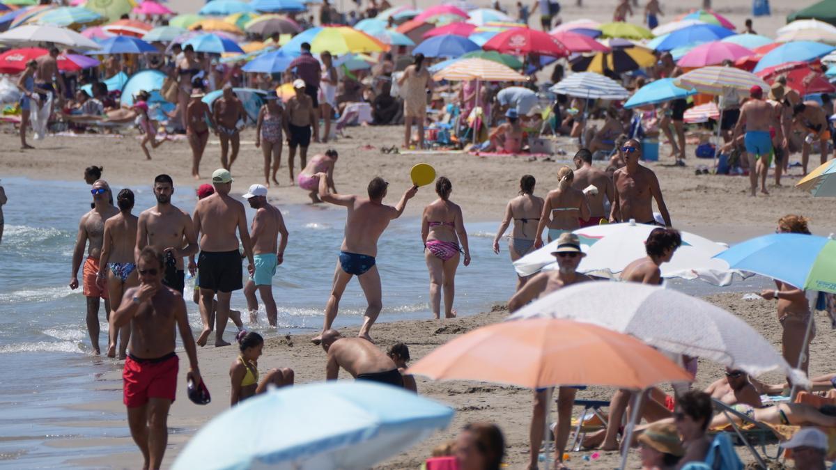 Las playas de muchos puntos de la provincia de Castellón lucieron ayer como esta de la capital de la Plana, sin apenas espacio a primera línea de mar donde depositar los bártulos para refrescarse.