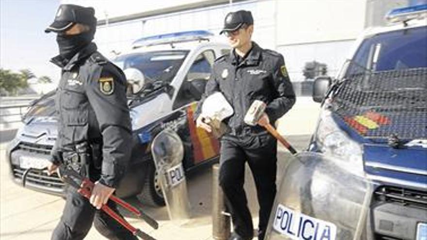 Echa abajo la puerta de una casa y apalea al propietario por celos