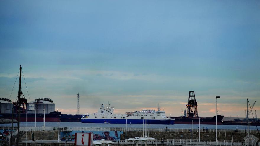 La última salida de El Musel del ferry de la autopista del mar, en septiembre de 2014, cuando la linea la operaba LD Lines.