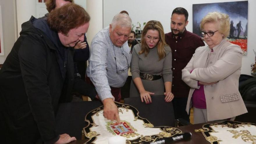 Castejón muestra los bordados de Antoñita a Tomás Alía (izq.). | AYTO. CARTAGENA