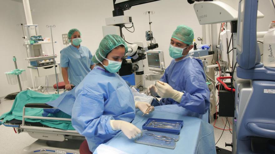 Cirujanos durante una operación en un centro hospitalario murciano.