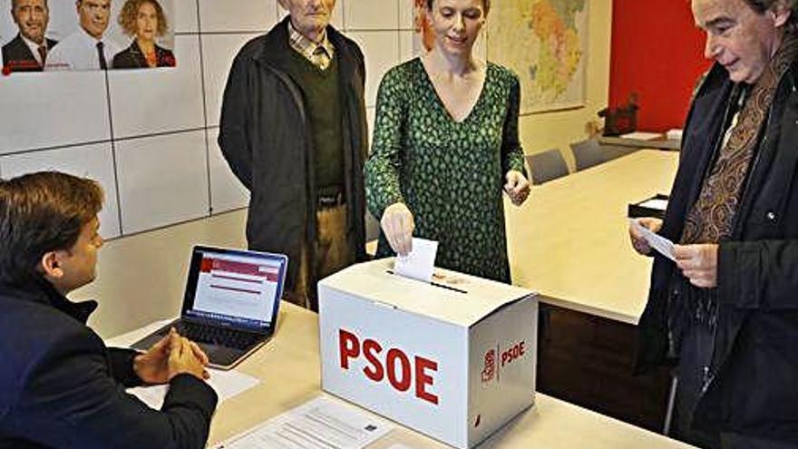 Votacions a la seu del PSC a la ciutat de Girona.