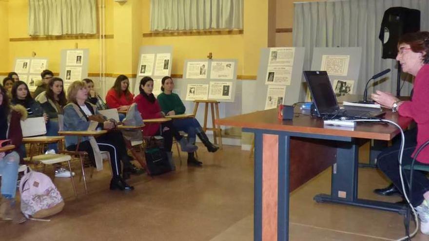 Amalia González, dirigiéndose a los alumnos de segundo de Bachillerato, en el salón de actos, donde homenajean a mujeres filósofas con una exposición.