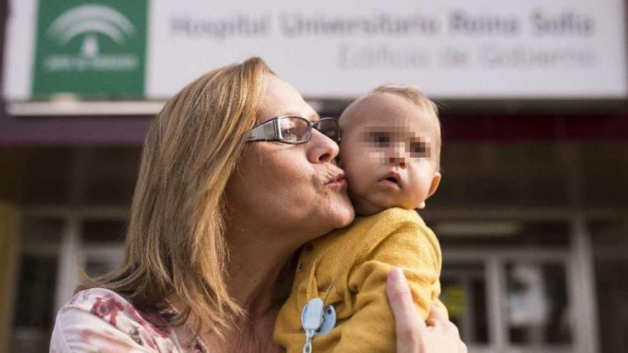 Francisca besa al pequeño Juan José, ayer, a las puertas del Hospital Reina Sofía de Córdoba.