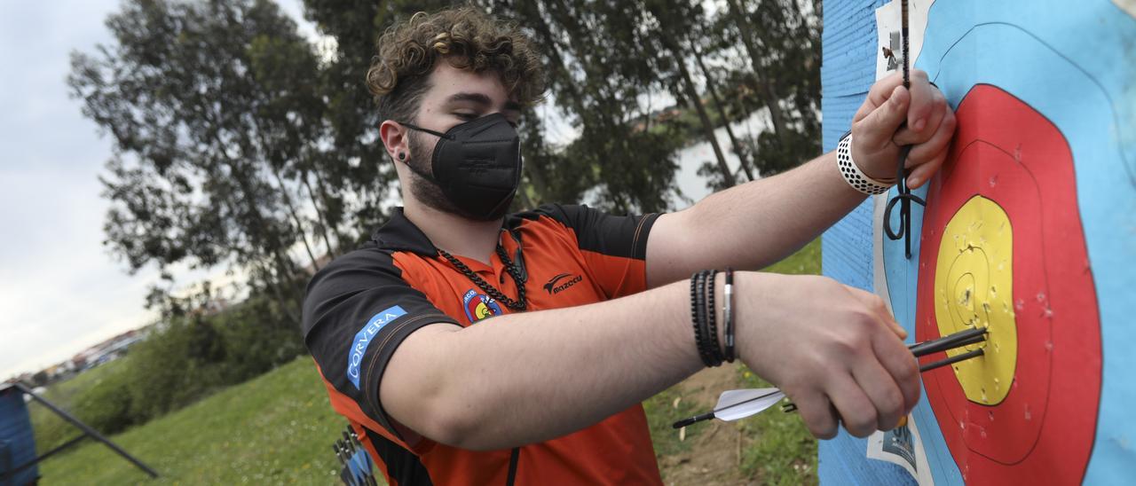 Kevin Arias, durante un entrenamiento con su club, Arco Astur, en Trasona.