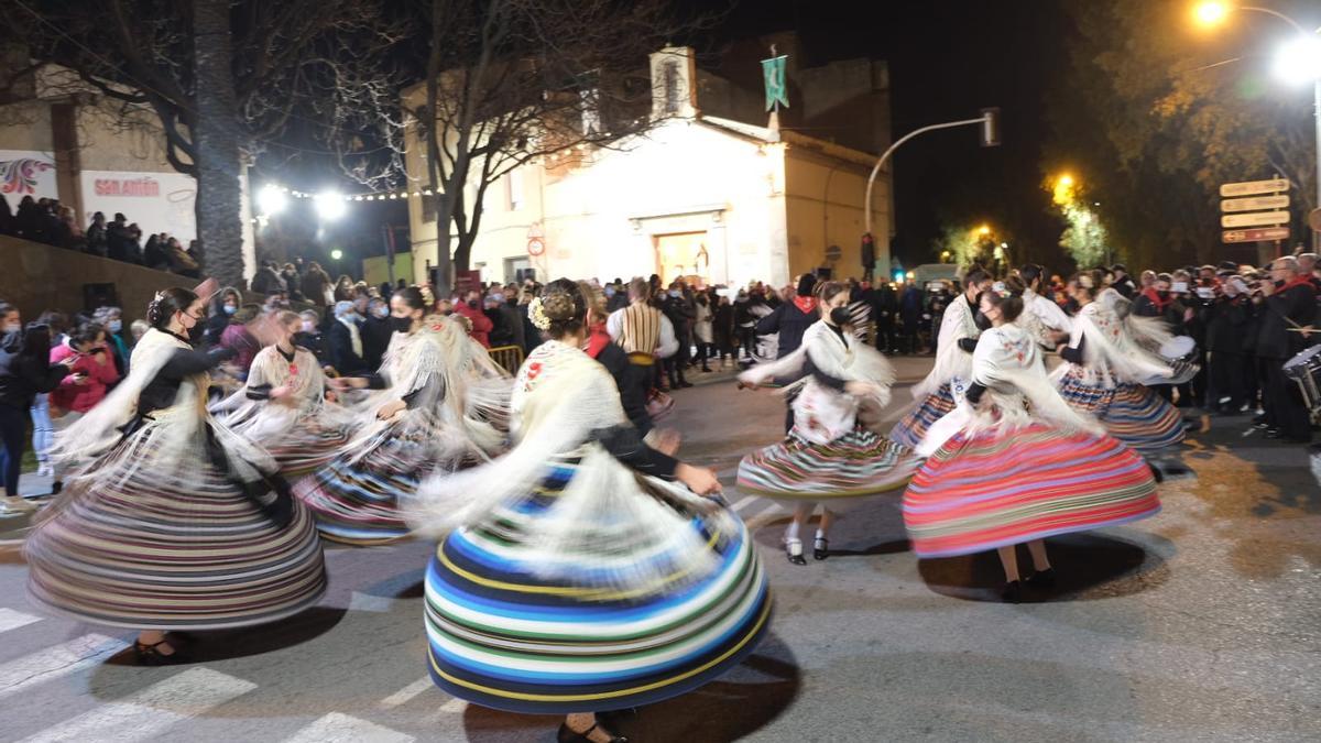 Las danzas por San Antón ante la ermita de la calle Independencia.