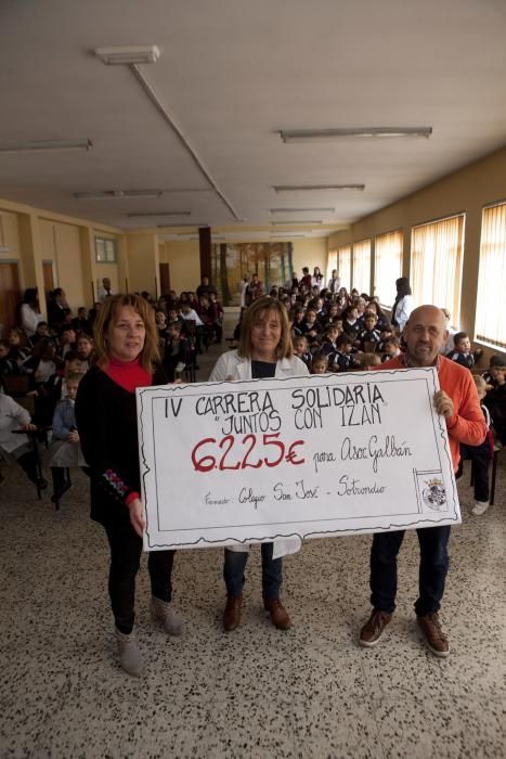 Entrega del cheque de la recaudación de la carrera solidaria a la Asociación Galbán