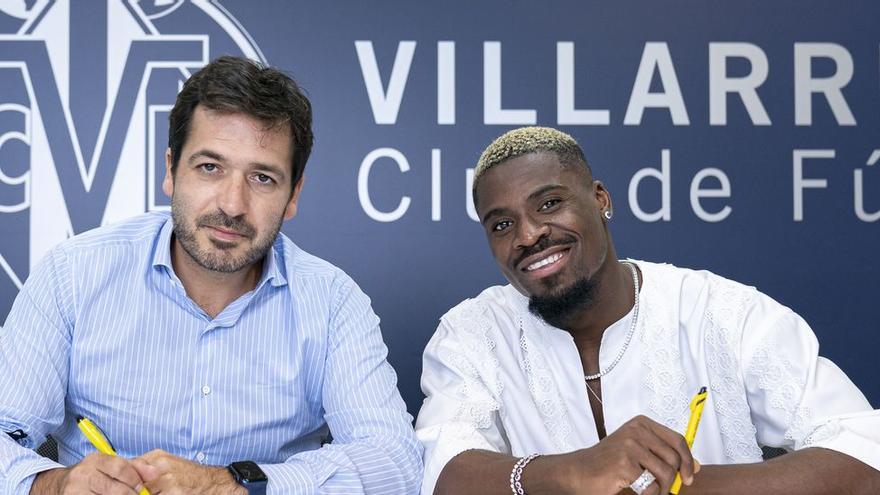 El defensa Serge Aurier (d), junto al consejero delegado del Villarreal, Fernando Roig Negueroles (i).