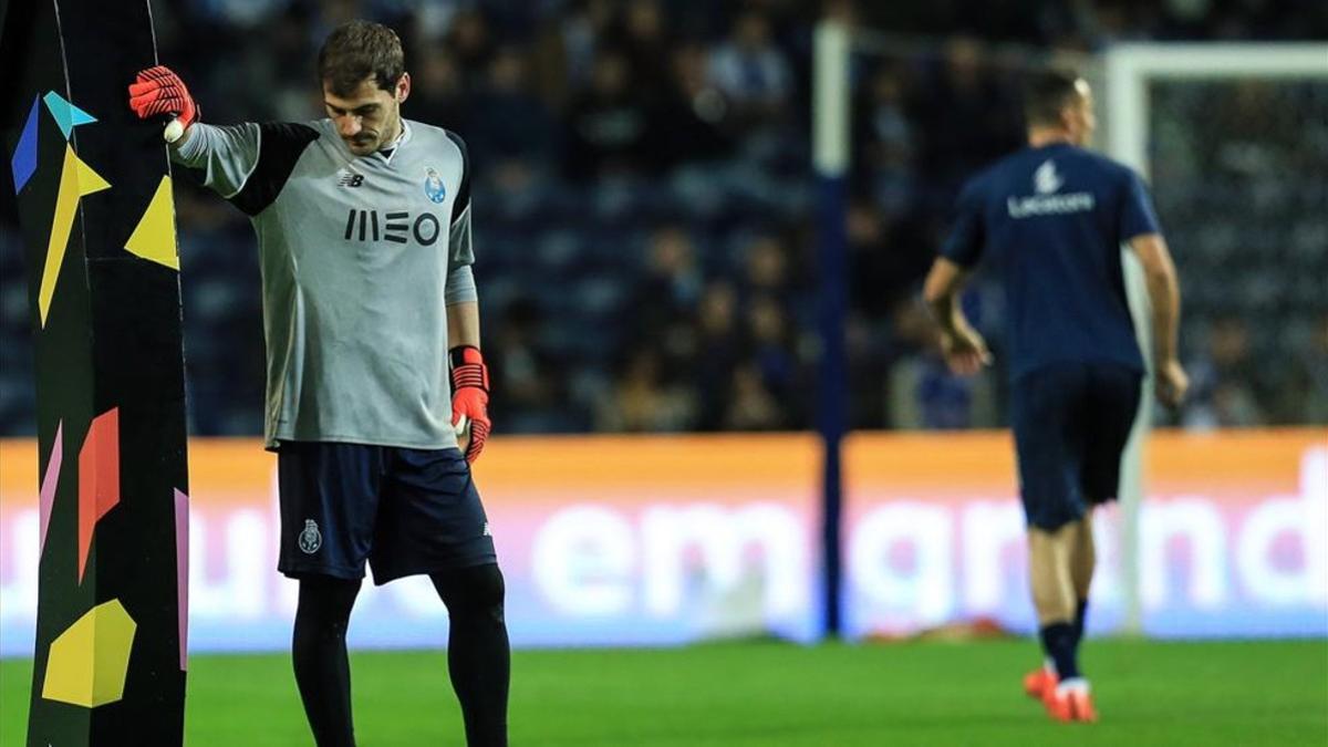 Iker Casillas, cabizbajo durante el calentamiento del Oporto - Belenenses