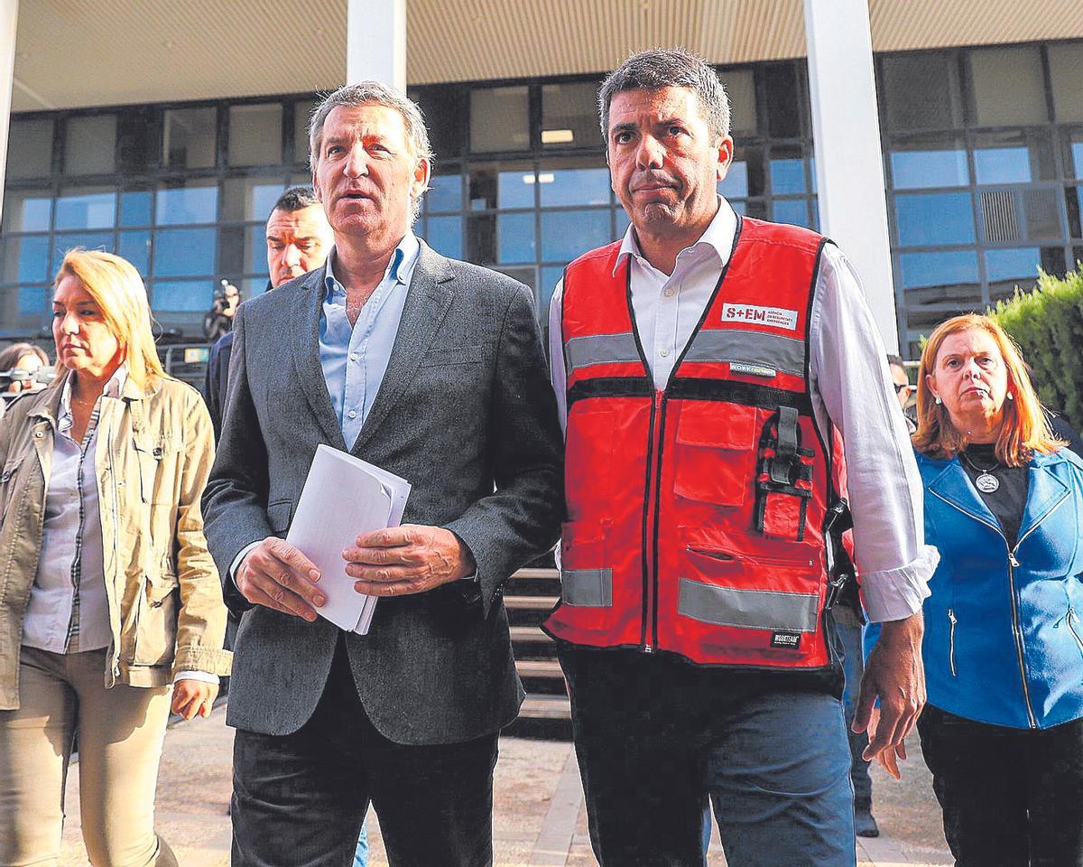 Feijóo y Mazón antes de comparecer ante los periodistas, el 31 de octubre de 2024, junto a Camarero, Mompó y Mazzolari.