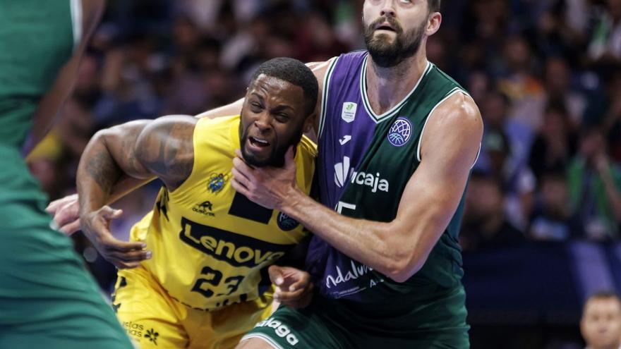 Elgin Cook, defendido por David Kravish en la final de la BCL del curso pasado contra el Unicaja. | BCL