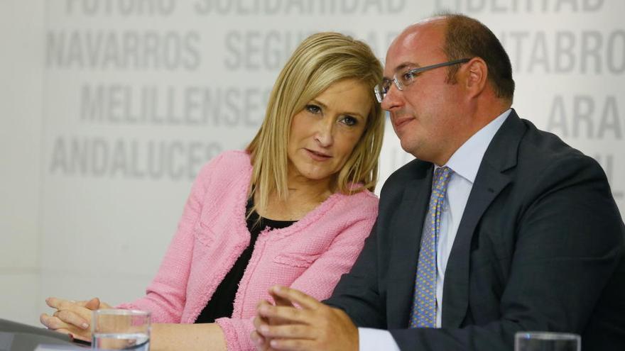 La presidenta de la Comunidad de Madrid, Cristina Cifuentes (i), y el presidente de la Comunidad de Murcia, Pedro Antonio Sánchez López (d), durante unaa reunión del Comité Ejecutivo Nacional del PP