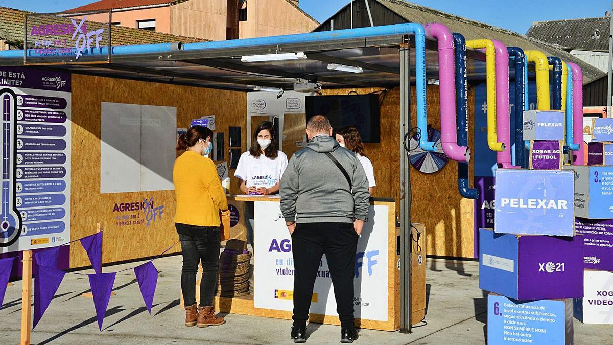 Dos personas en el estand de la campaña Agresión Off en la Praza Massó de Bueu.   | // GONZALO NÚÑEZ