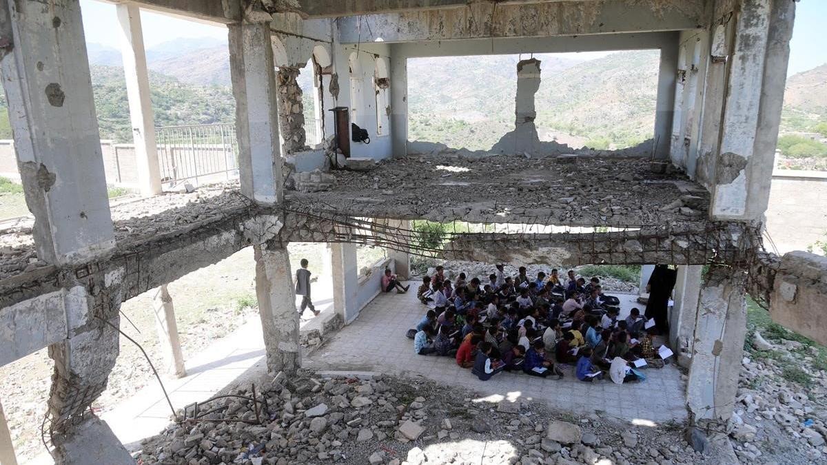El desolador entorno en el que siguen sus clases los niños de la ciudad de Taez, en Yemen.