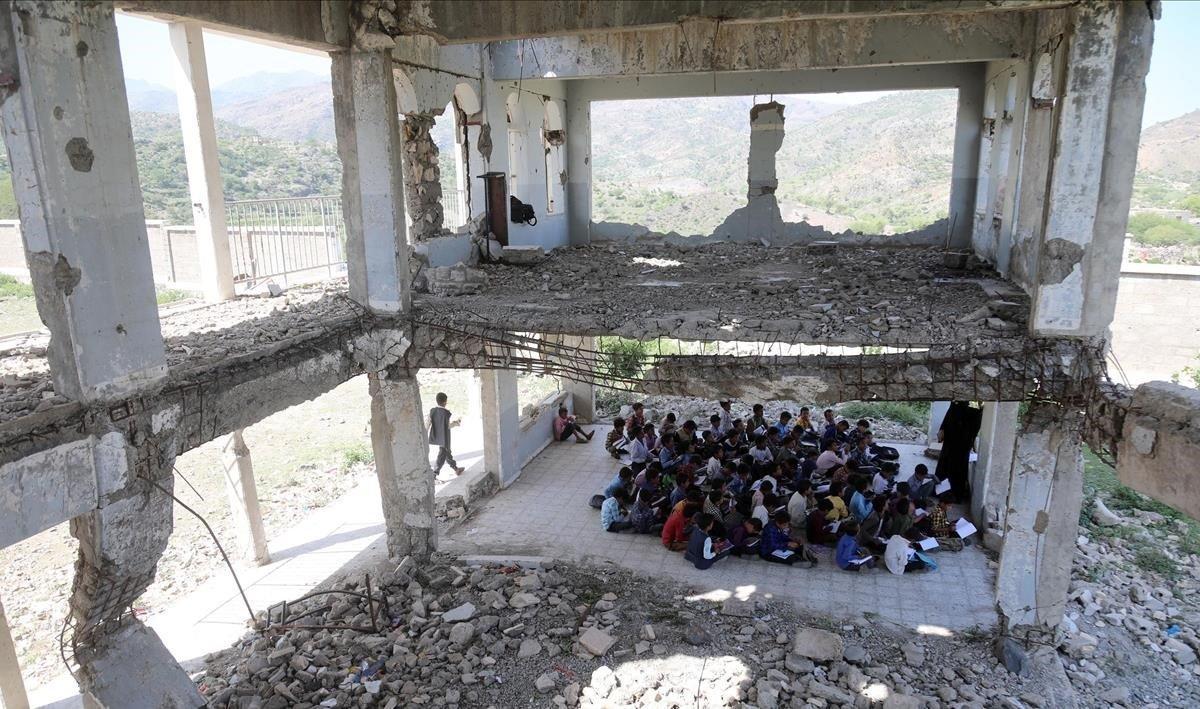 zentauroepp55313597 yemeni pupils attend class on the first day of the new acade201009163650