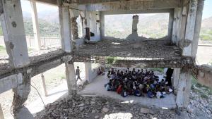 zentauroepp55313597 yemeni pupils attend class on the first day of the new acade201009163650