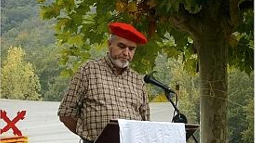 Acte carlista a la vall de Bianya Militants carlistes escolten un orador a la trobada de Santa Margarida de Bianya de l&#039;any passat.El líder carlí de Girona, Jaume Campàs, exposa el seu ideari, basat en una confederació de nacions sobiranes dins d&#039;Espanya.