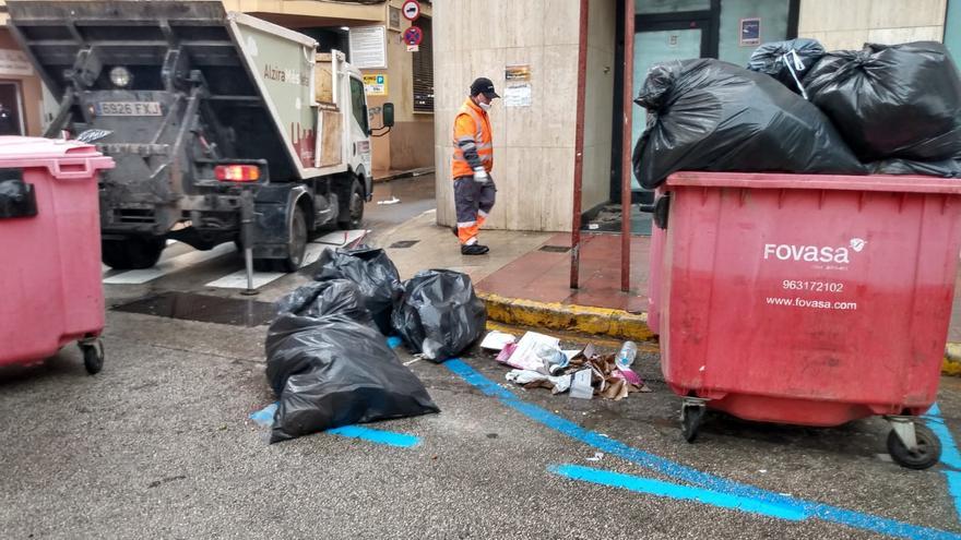 Alzira activa el servicio especial de limpieza por las Fallas