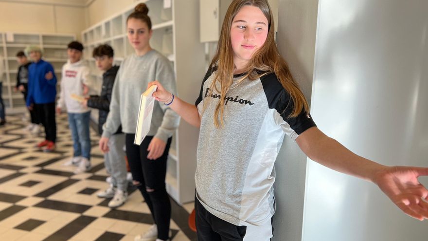 Estudiants de Sant Joan de les Abadesses formen una cadena humana per traslladar els llibres a la nova biblioteca