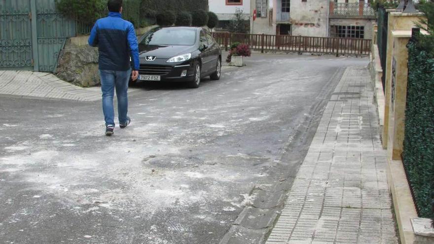 La calle afectada por los vertidos de El Bosque, en Nueva.