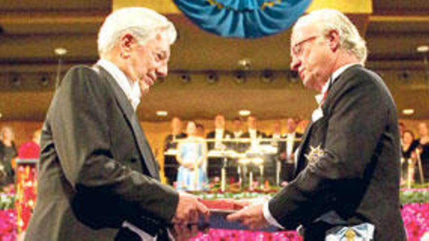Vargas Llosa, recibiendo de manos del rey Carlos Gustavo de Suecia la medalla y el diploma del Nobel.