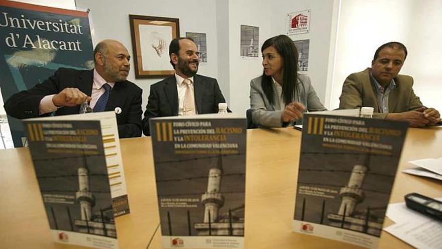 Los representantes de las tres federaciones islámicas de la Comunidad, ayer en Alicante.